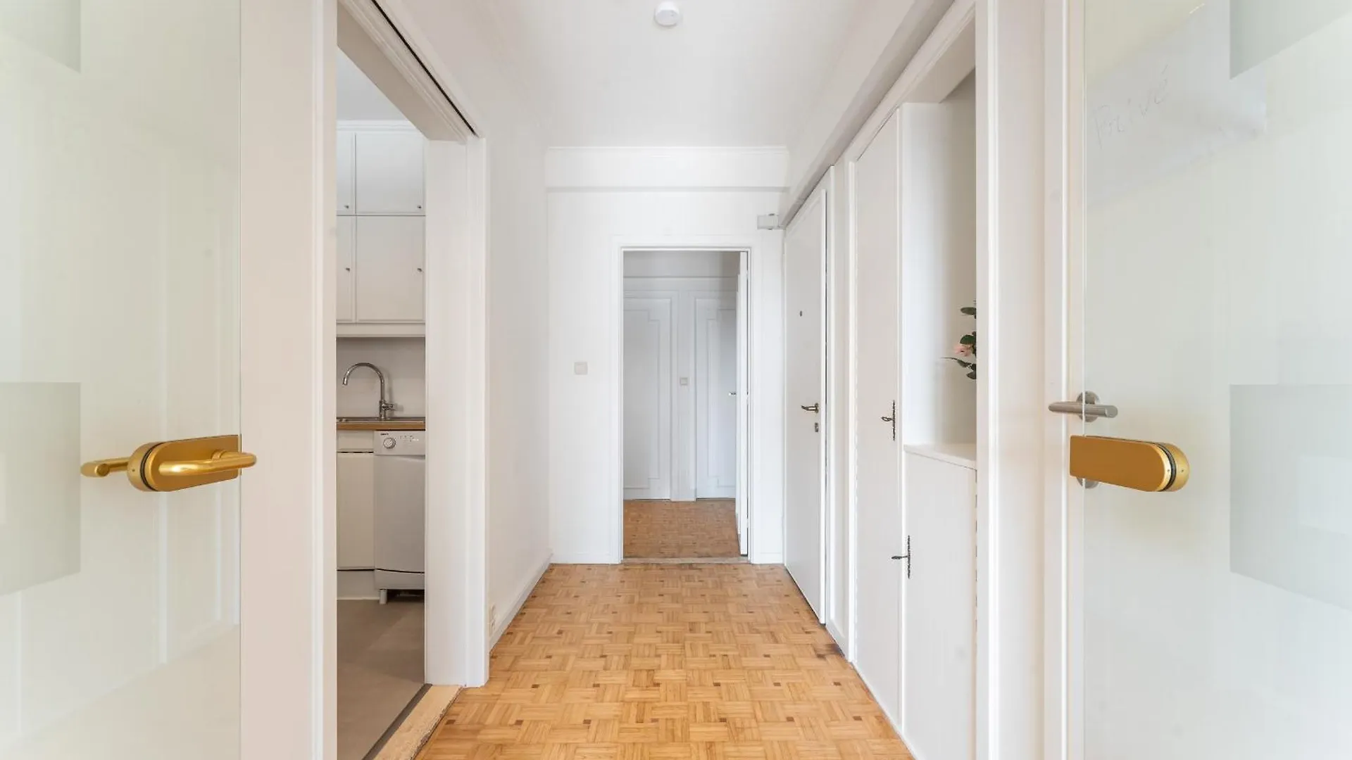 Zonnig, Ruim Appartement Op A+ Locatie! Ostend 0*,