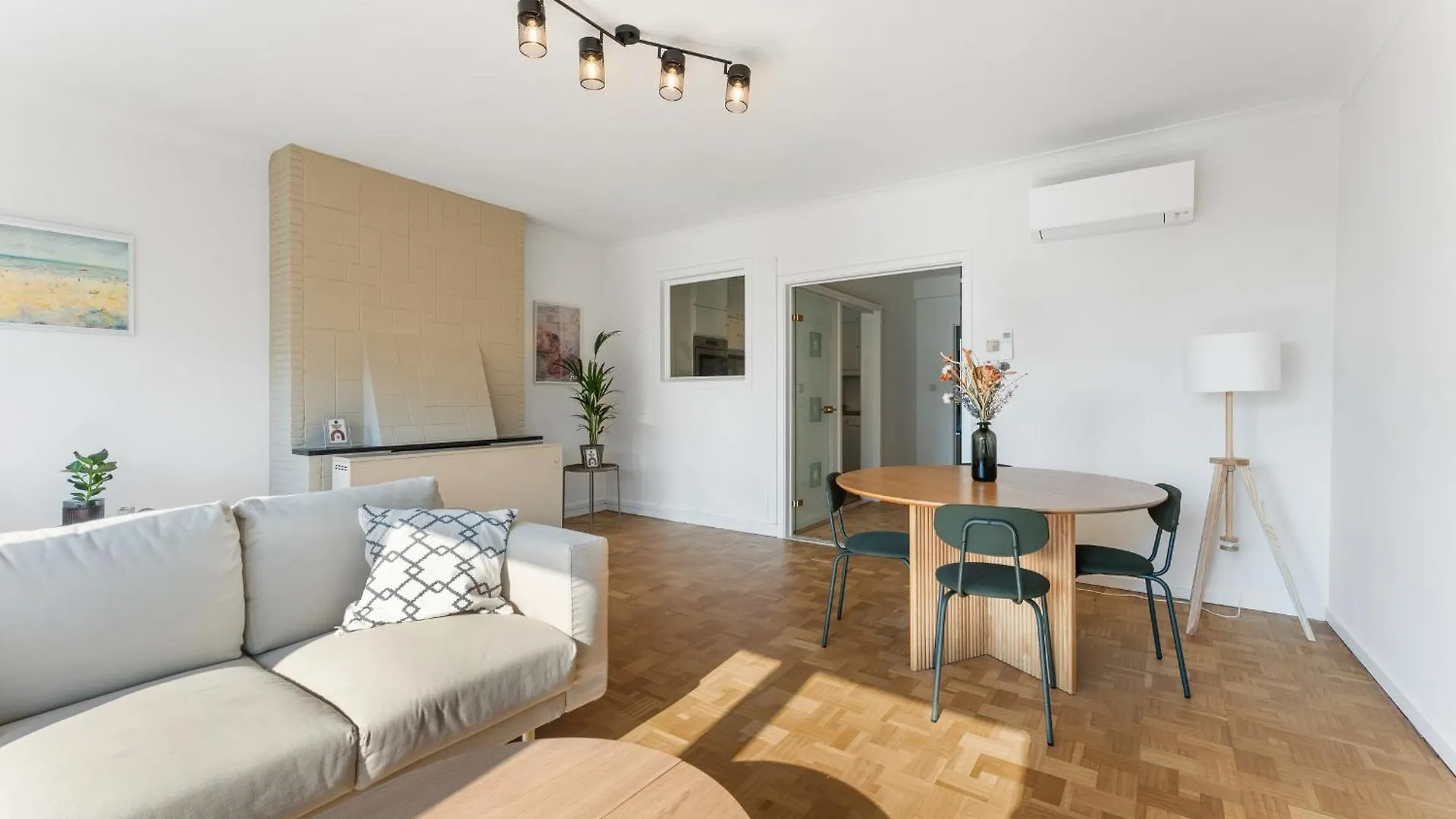 Zonnig, Ruim Appartement Op A+ Locatie! Ostend